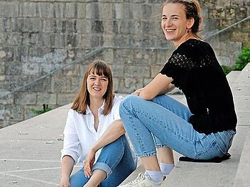 Die Pianistin und Komponistin Anne Riegler (links) und die Ausnahmemusikerin Samira Spiegel gastieren als duo:ars&sup2; im Kloster Wechterswinkel.