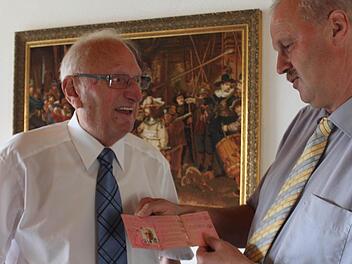 Mit 90 Jahren "den Lappen los": Heinrich Kestler überreicht an seinem Geburtstag Bürgermeister Gerald Brehm  seinen Führerschein.  Foto: Christian Bauriedel