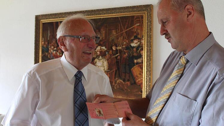 Mit 90 Jahren "den Lappen los": Heinrich Kestler überreicht an seinem Geburtstag Bürgermeister Gerald Brehm  seinen Führerschein.  Foto: Christian Bauriedel