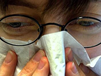 Gegen die Grippeviren hilft gar nichts - da muss man ab ins Bett und ruhen. Antibiotikum wirkt gegen die Bakterien, die den durch die Viren geschwächten Körper erobern. Eitersekret ist das Symptom bei Schnupfen und Husten, wenn die körpereigenen Abwehrstoffe die Störenfriede bekämpfen und abkapseln. Alles schön und gut: Doch welcher Arbeitnehmer kann es sich heute leisten, länger als zwei Wochen auszufallen?