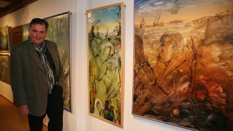 Der Künstler Horst Böhm vor seinen Bildern: Sie sind eine Mischung aus Abstraktem und exakten Linien, die eine Geschichte erzählen.