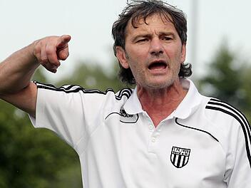 So kennen ihn die Fußballfans seit vielen Jahren: Der Sander Trainer Erwin Albert geht meist temperamentvoll an der Außenlinie mit.