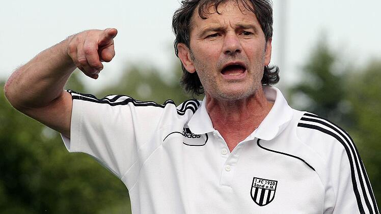 So kennen ihn die Fußballfans seit vielen Jahren: Der Sander Trainer Erwin Albert geht meist temperamentvoll an der Außenlinie mit.
