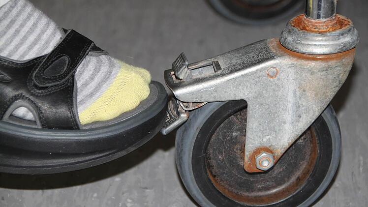 Ob beim Rollstuhl oder Toilettenstuhl: Feststellbremse nicht vergessen! Fotos: Ulrike Müller