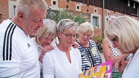 Beim Blättern in alten Wahlkampfbroschüren - von links: Norbert Kastner, die Stadträtinnen Gabriele Morper-Marr und Monika Ufken, Hannelore Kastner (Alt-OB-Mutter) und Stadträtin Petra Schneider.