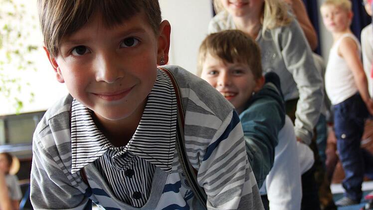 Enes und seine Schulkameraden proben an ihrer Pyramide.