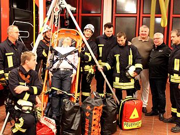 Einmal den Bürgermeister fixieren - die Adelsdorfer hatten Spaß (von rechts) Kommandant Jürgen Hörrlein, Vorstand Hans Mönius, Kreisbrandinspektor Manfred Schattan, davor Markus Galster Foto: Johanna Blum