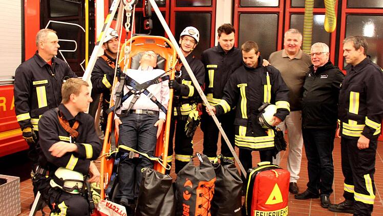 Einmal den Bürgermeister fixieren - die Adelsdorfer hatten Spaß (von rechts) Kommandant Jürgen Hörrlein, Vorstand Hans Mönius, Kreisbrandinspektor Manfred Schattan, davor Markus Galster Foto: Johanna Blum