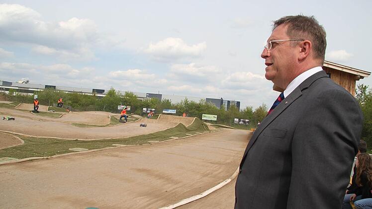 Beeindruckt schaute Oberbürgermeister Henry Schramm dem Rennen zu: Die Autos flogen über die Hindernisse. Foto: Sonja Adam