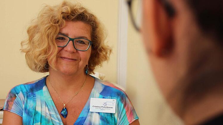 Oberärztin Cristina Pohribneac hat ihre Heimat in Siebenbürgen verlassen, weil sie das Gefühl hatte, sich dort beruflich nicht entwickeln zu können. Foto: Benedikt Borst