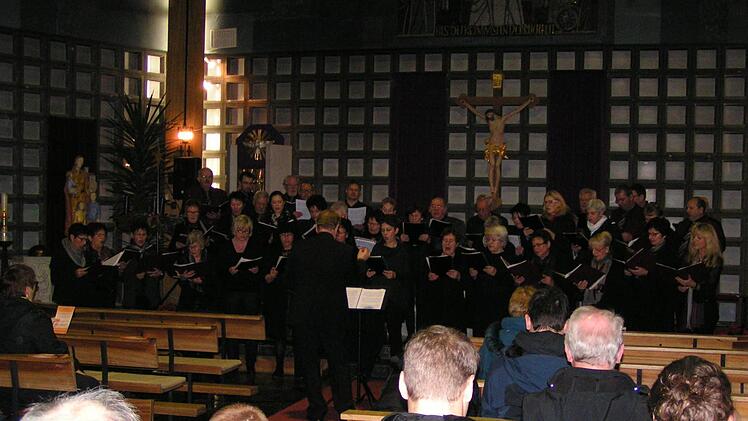 der Gemeinschaftschor Kirchenchor St. Anna Forchheim und Gesangverein "Cäcilia-Lyra" Weilersbach Foto: Heidi Amon