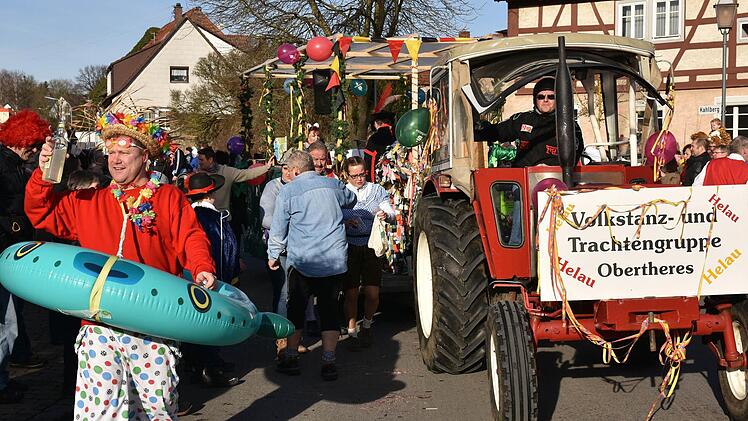 Ob Fasching, Gaudi oder Kirchweih: die Fidelen Buam sind immer dabei. Auf dem Folkloreexpress der Volkstanz- und Trachtengruppe Obertheres spielten die Fidelen Buam Live-Musik. Foto: Ulrike Langer