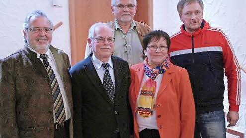 FW-Ehrenbezirksvorsitzender Klaus Förster (links) mit dem neuen WGU-Vorstand (weiter nach rechts): Schatzmeister Werner Ramming, Vorsitzender Helmut Bergmann, Schriftführerin Inge Ramming und der stellvertretende Vorsitzende, Gemeinderat Markus Weigel.