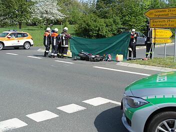 Kreuzung Mainleus-Mitte: Hier ist vor zwei Wochen ein Motorradfahrer tödlich verunglückt. Die Unfallkommission wird prüfen, wie die Kreuzung sicherer werden kann. Foto: Peter Müller
