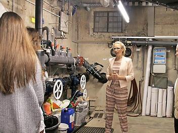 Einblicke unter die Kulissen der "Therme Natur" vermittelte Geschäftsführerin Stine Michel (Mitte) bei einer Technikführung. An dieser Stelle erreicht das Thermalwasser aus den beiden Brunnen die Therme. Foto: Bettina Knauth