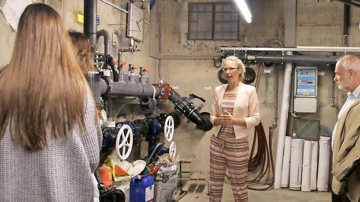 Einblicke unter die Kulissen der "Therme Natur" vermittelte Geschäftsführerin Stine Michel (Mitte) bei einer Technikführung. An dieser Stelle erreicht das Thermalwasser aus den beiden Brunnen die Therme. Foto: Bettina Knauth