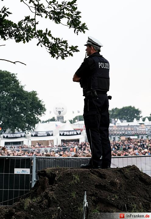 Ein Polizist schaut am 04.08.2016 in Wacken (Schleswig-Holstein) auf das Gelände des Wacken Open Air.