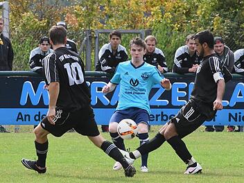 Die SG Oerlenbach/Ebenhausen um Stefan Brand (Bildmitte) bleibt mit dem 4:1-Sieg beim TSV Nüdlingen (von links: Ralph Katholing und Meghdad Salehan) punktgleich mit dem TSV Münnerstadt II an der Tabellenspitze.  Foto: Hopf