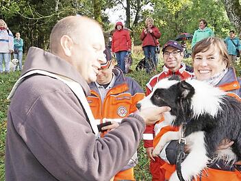Mit der Tiersegnung als letzte Amtshandlung verabschiedete sich Pater Stanislaus auch von den Tieren vom Kreuzberg.  Foto: Marion Eckert