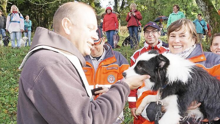 Mit der Tiersegnung als letzte Amtshandlung verabschiedete sich Pater Stanislaus auch von den Tieren vom Kreuzberg.  Foto: Marion Eckert