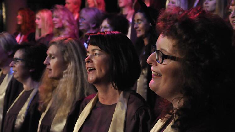 Mit der "KisSingers Gospel Weihnacht" begeisterte der Gospelchor der evangelischen Gemeinde unter der Leitung von Kirchenmusikdirektor Jörg Wöltche in der Erlöserkirche die Zuhörer.  Foto: Peter Klopf