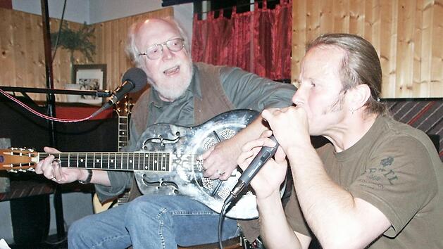 John Kirkbride (links) hat den Blues im Blut. Davon können sich die Besucher am 1. April im Gasthof "Zur Linde" in Unnersdorf überzeugen. Unser Bild zeigt ihn bei einem früheren Konzert in Unnersdorf zusammen mit Mundharmonikaspieler Ferdl Eichner. Foto: Stephan Stöckel