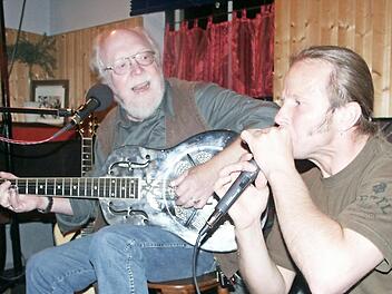 John Kirkbride (links) hat den Blues im Blut. Davon können sich die Besucher am 1. April im Gasthof "Zur Linde" in Unnersdorf überzeugen. Unser Bild zeigt ihn bei einem früheren Konzert in Unnersdorf zusammen mit Mundharmonikaspieler Ferdl Eichner. Foto: Stephan Stöckel