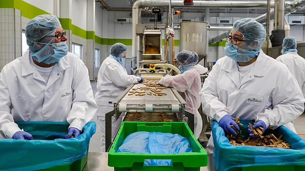 Hier werden Midori-Sticks paniert und frittiert.  Foto: Matthias Hoch