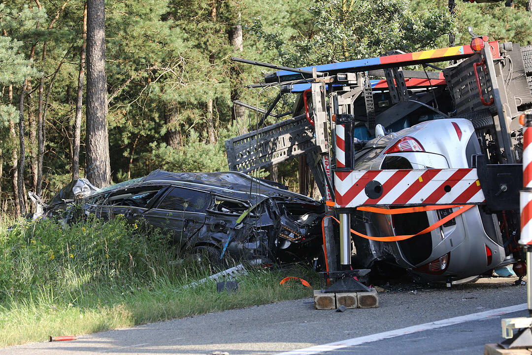 Kampf gegen die Zeit: Vollbeladener Autotransporter ŸberschlŠgt sich auf der A9 - Feuerwehr braucht anderthalb Stunden, um eingeklemmten Fahrer zu befreien