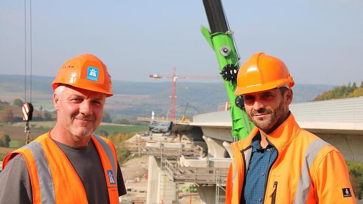 Jede Woche werden 25 Meter Autobahn-Brücke betoniert und übers Tal neben dem Klöffelsberg geschoben. Foto: Ralf Ruppert