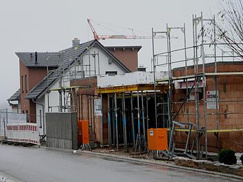 Eine rege Bautätigkeit hat die Gemeinde Ebelsbach zu verzeichnen, hier ein Blick in die "Schwarzdornstraße", wo die letzten Baulücken geschlossen werden.Günther Geiling
