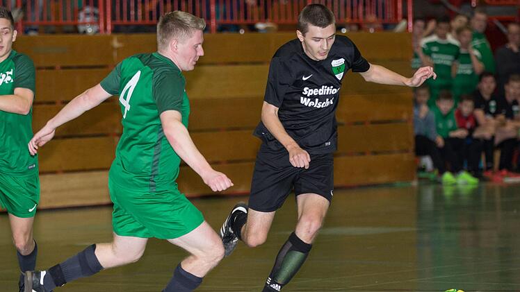 Der FC Stockheim (dunkles Trikot) schlug nicht nur den TSV Neukenroth mit 2:1, sondern qualifizierte sich sogar durch einen 3:0-Erfolg im "kleinen Finale" für die Hallenbezirksmeisterschaft.