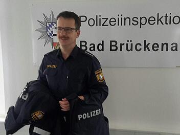 Dienstbekleidung und Ausrüstungsgegenstände hat Jürgen Schmitt schon einmal für den Umzug über den Arm genommen. Der Polizeihauptkommissar wechselt von Bad Brückenau nach Schweinfurt. Foto: Rolf Pralle