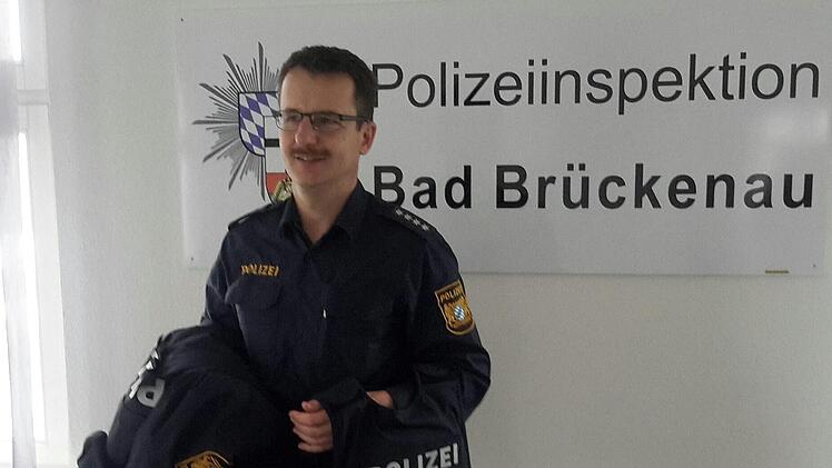 Dienstbekleidung und Ausrüstungsgegenstände hat Jürgen Schmitt schon einmal für den Umzug über den Arm genommen. Der Polizeihauptkommissar wechselt von Bad Brückenau nach Schweinfurt. Foto: Rolf Pralle