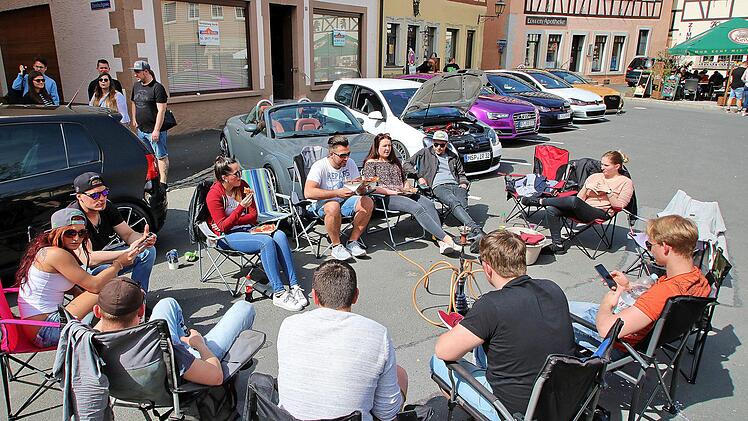 Zum Treffpunkt der GTI-Freunde wurde am Sonntag die Mürschter Innenstadt.  Die Fahrer und ihre Begleiter machten sich bequem und überall ließen sich   kleine Gruppen nieder. Einige hatten auch ihre Wasserpfeife dabei. Dieter Britz