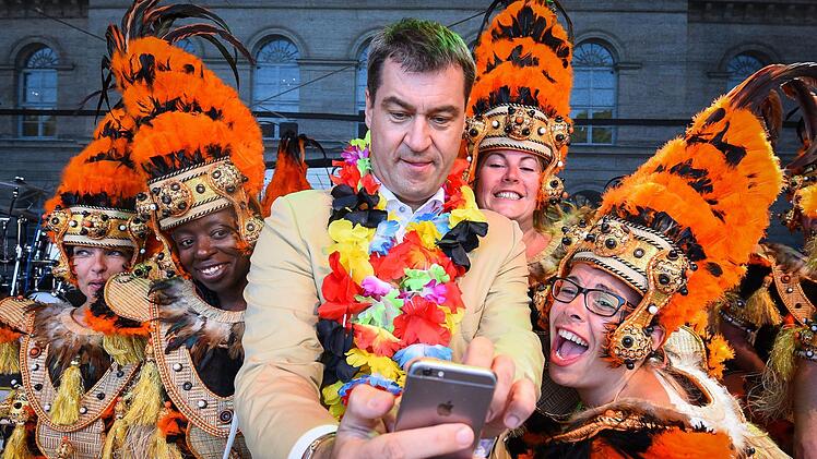 Selfie mit Minister - ein Foto von S&ouml;ders Besuch beim Sambafestival 2015. Foto: Nicolas Armer/dpa