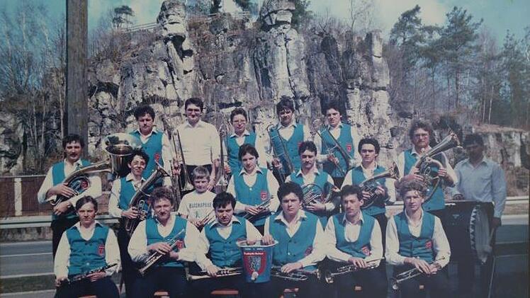 1985: Die "Blaskapelle Neuhaus" am Taschnerfelsen. PR