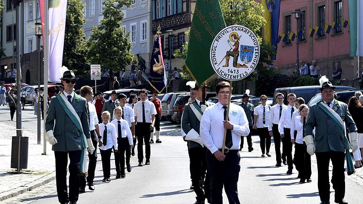 Die Königlich privilegierten Scharfschützen Lichtenfels führten den Zug an. Foto: Andreas Welz