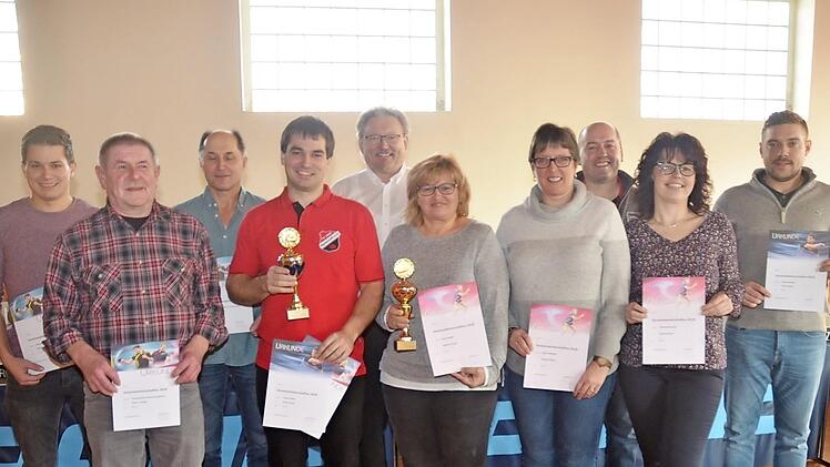 Die Vereinsmeister des TV Marienroth wurden geehrt. Das Bild zeigt (von links) Johannes Fiedler, Thomas Beetz, Helmut Stadelmann, Tobias Fiedler, Bürgermeister Hans Pietz, Anni Fiedler, Anja Hofmann, Jürgen Barnickel, Simone Kirchner und Martin Bienlein. Fotos: Karl-Heinz Hofmann