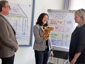 Während des Seminars kommt auch eine "Giraffe" zum Einsatz, mit der GFK-Referentin Katja Reitz (Mitte) dem pädagogischen Leiter der KEB, Stephan Renczes (links), und Lisa Gratzke (rechts) die "Sprache des Herzens" demonstriert.  Foto: Heike Schülein