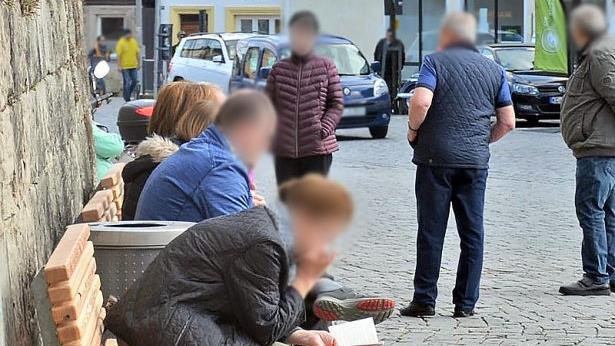 Mit dem sch&ouml;nen Fr&uuml;hlingswetter schmilzt bei vielen Kronachern offenbar auch die Angst vor dem Corona-Virus dahin, wie ein Streifzug durch die Stadt dokumentiert. Foto: Sandra Hackenberg