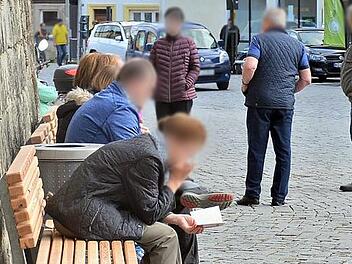 Mit dem schönen Frühlingswetter schmilzt bei vielen Kronachern offenbar auch die Angst vor dem Corona-Virus dahin, wie ein Streifzug durch die Stadt dokumentiert. Foto: Sandra Hackenberg