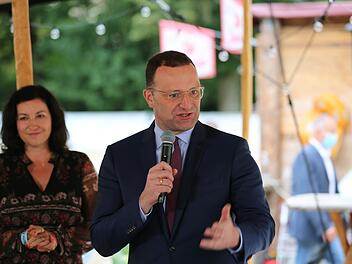 Jens Spahn (CSU) stellte sich am Stradtstrand in Bad Kissingen einigen Fragen der Besucher. Foto: Thomas Malz