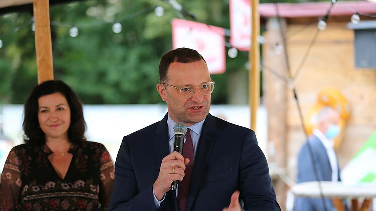 Jens Spahn (CSU) stellte sich am Stradtstrand in Bad Kissingen einigen Fragen der Besucher. Foto: Thomas Malz