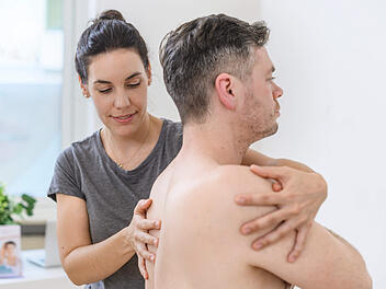 Mehr als Massage: In der Osteopathie werden Ursachen gesucht und behoben.