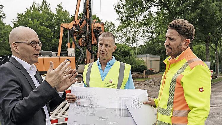 Bad Kissingens Oberb&uuml;rgermeister Dirk Vogel verschafft sich mit Ivo Straube (Leiter Kl&auml;ranlage) und Julian Hergenr&ouml;ther (Tiefbau) ein Bild von den Arbeiten an der Drosselanlage auf dem Gel&auml;nde der Kl&auml;ranlage.