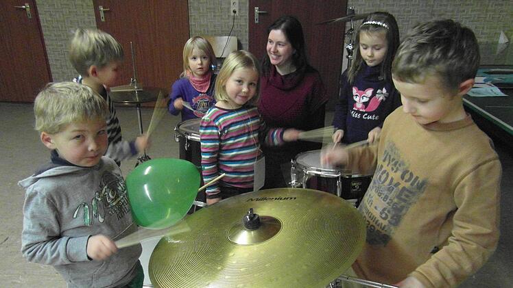 Sie haben Freude an "Musimo" und an der Musik. Und sie üben fleißig für das große Jubiläum. Im Bild (von links): Jonathan Blinzler, Hannes Schorn, Lilli Rebhan, Lina Bischoff, Daniela Hilbert, Milena Bauer und Chris Scheler. Foto: Veronika Schadeck