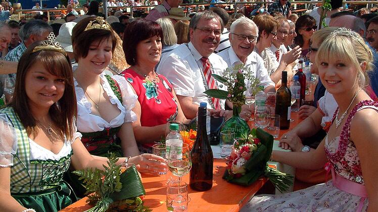 "Promi"-Tisch mit den Weinprinzessinen (von links) Karina Pfister (Oberschwarzach) Kristina Reinhart (Donnersdorf), Renate Ruß und Bürgermeister Bernhard Ruß, Landrat Rudolf Handwerker sowie von rechts der Weinprinzessin Isabel Bergmann (Sand) und MdL Sabine Dittmer (verdeckt).