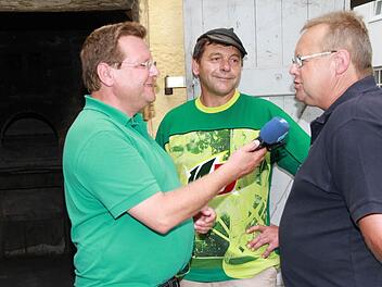 Heiner Gremer (l. ) interviewt Vorsitzenden Alfred Huber (r.). Dessen Stellvertreter Wolfgang Lieberth hat die Aktion erst eingefädelt. Foto: Erlwein