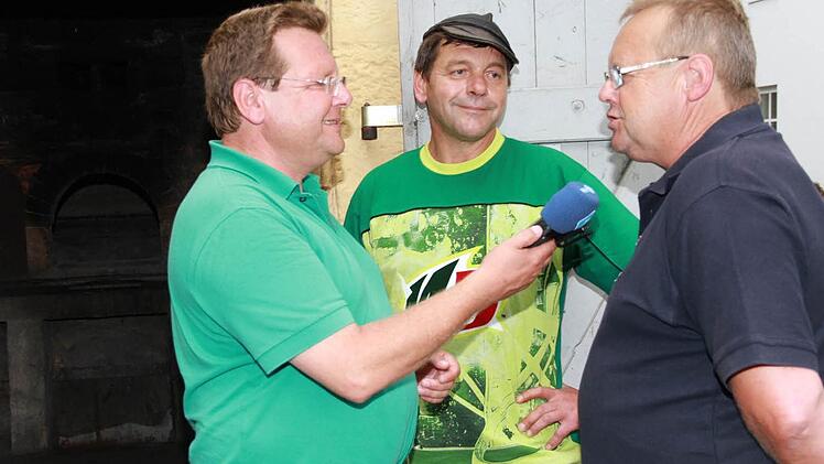Heiner Gremer (l. ) interviewt Vorsitzenden Alfred Huber (r.). Dessen Stellvertreter Wolfgang Lieberth hat die Aktion erst eingefädelt. Foto: Erlwein